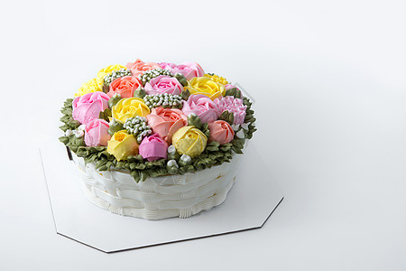 带鲜花的生日蛋糕棕色甜点蛋糕粉色盘子奶油食物玫瑰庆典派对图片
