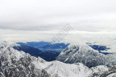 高山风云和积雪的景象景观旅游风景踪迹旅行天空场景岩石天气山脉图片