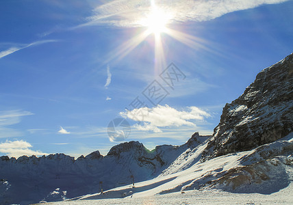 山顶的美丽景色与雪和太阳地形全景岩石荒野雪山风景假期天空首脑天气图片