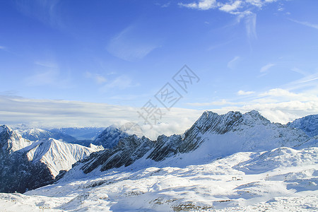 高山风云和积雪的景象全景高山顶峰场景旅游山脉天气雪山远足公吨图片