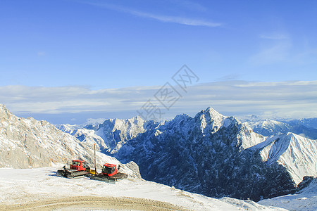 高山风云和积雪的景象假期岩石山脉悬崖旅游旅行高山风景公吨天气图片