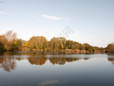 美丽的湖泊地貌景观水面 有秋树和Ree观光反射天空公园支撑日落森林叶子季节旅行图片