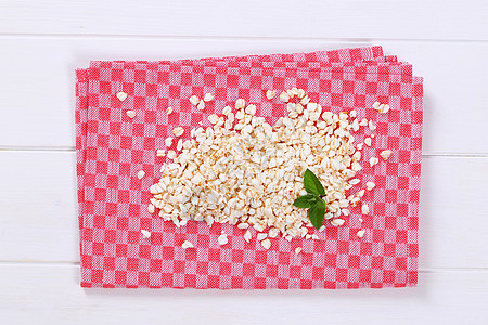 的黄麦碎粒背景木制白色小吃食物餐垫早餐粮食折叠图片