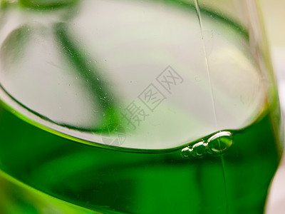 紧贴上绿色的仙女酒瓶 洗液液图片