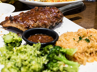 将肋骨放在盘子上美食牛肉午餐食物烧烤空闲猪肉红色炙烤架子图片