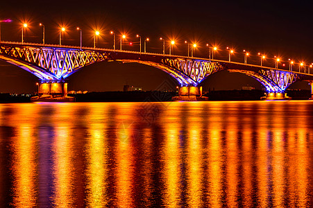 河对面一座大桥的明亮夜灯破灭灯饰水库火车蓝色旅游运输支撑反射烧伤辉光图片