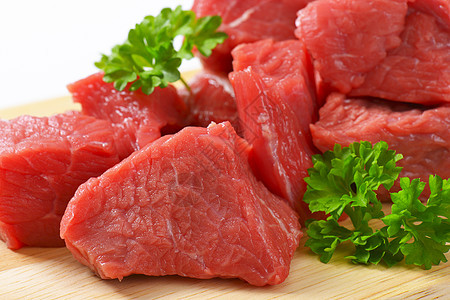 菜生牛肉牛扒立方体牛肉红肉食物砧板食材背景图片