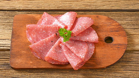 辣辣沙拉米片砧板肉制品食物冷盘小吃猪肉牛肉桌子图片