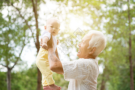 祖父母和孙子女户外活动男生亲热公园男人拥抱老年祖父婴儿家庭孙子图片