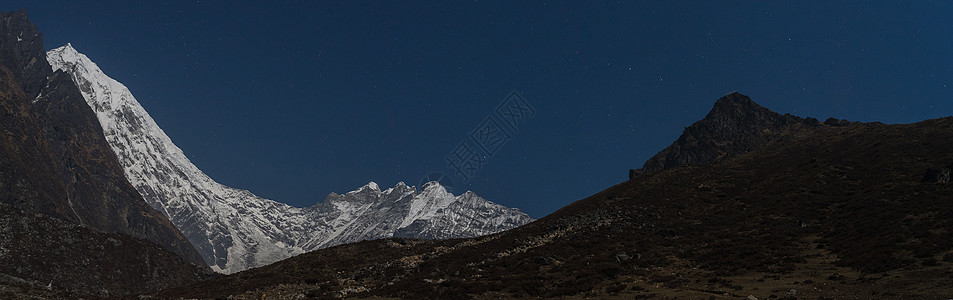 尼泊尔夜间山壁全景图片