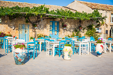 在西西里传统的意大利餐馆的餐桌表旅游假期魅力餐厅乡村享受房子石头桌子椅子图片