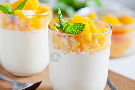自己自制的酸奶 配着油水桃子图片
