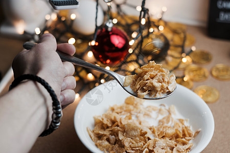 美味玉米花食物玉米牛奶薄片勺子盘子背景图片