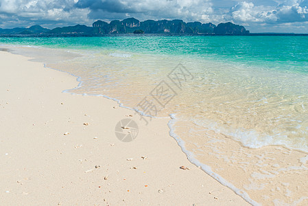 特写海滩 带白沙子和清净的海水图片