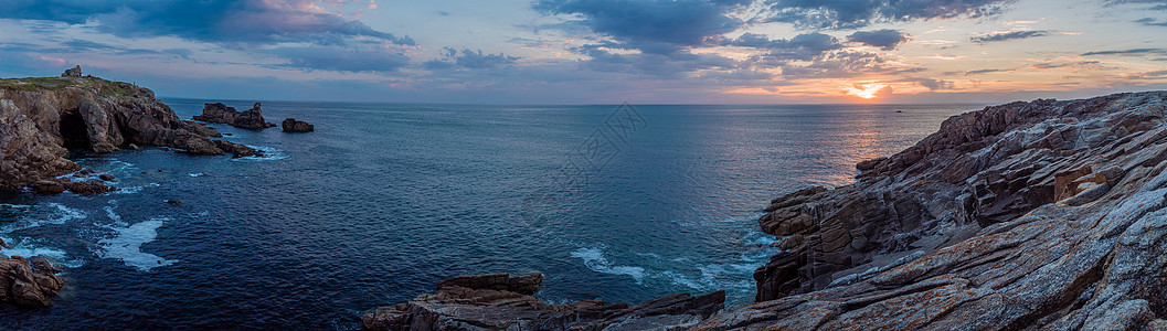 布列塔尼蓝海的全景图片