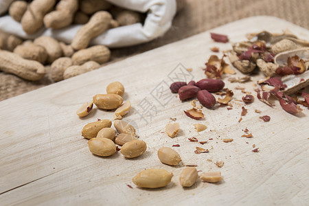 花生碎裂开坚果水果麻布营养木头种子食物解雇棕色织物图片