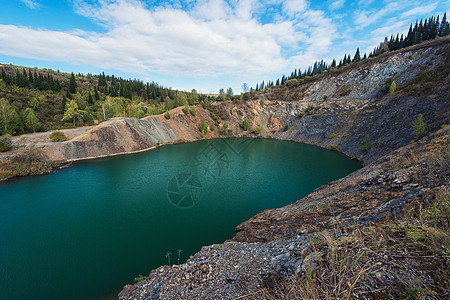 Altai的蓝湖森林环境反射场景水晶蓝色衬套地标风景冒险图片