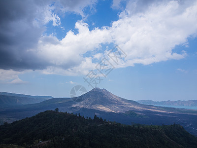 硬度尼西亚巴厘岛火山 来自巴厘金塔马尼的阿贡山古农日落蓝色绿色旅行念珠菌假期农村地标火山背景