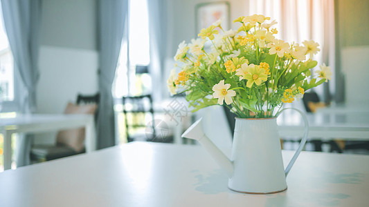 人造花束花房间黄色叶子花瓣塑料白色装饰美丽房子绿色背景图片