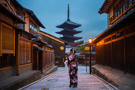 在日本京都的和Sannen Zaka街 亚洲妇女穿着日本传统和服寺庙宝塔地标街道建筑学旅游天空神社建筑景观图片