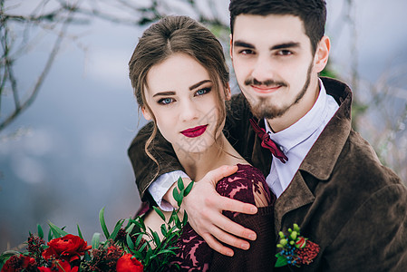 新郎和新娘在喀尔巴阡山散步皮肤绣花棕色白色婚礼戏服男人夫妻裙子山脉图片