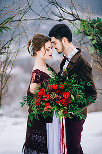 新郎和新娘在喀尔巴阡山散步棕色裙子婚礼白色胡须绣花皮肤夫妻戏服山脉图片