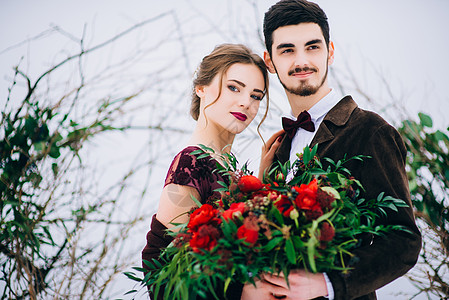 新郎和新娘在喀尔巴阡山散步裙子山脉皮肤绣花男人棕色夫妻婚礼白色胡须图片