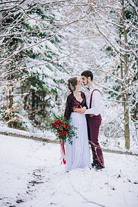新郎和新娘在喀尔巴阡山散步山脉婚礼皮肤胡须幸福白色夫妻绣花戏服裙子图片