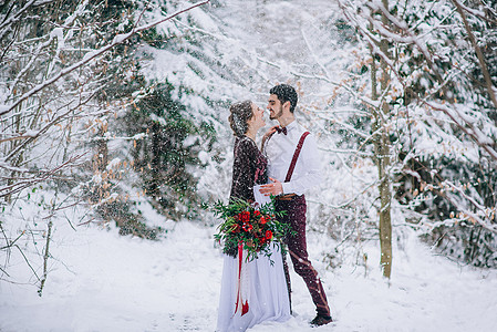 新郎和新娘在喀尔巴阡山散步棕色山脉皮肤胡须绣花男人婚礼戏服夫妻幸福图片