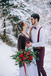 新郎和新娘在喀尔巴阡山散步棕色裙子幸福男人白色皮肤绣花胡须婚礼山脉图片