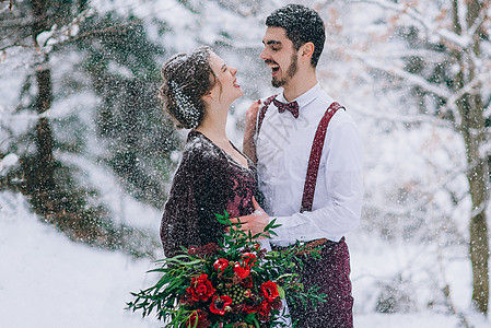 新郎和新娘在喀尔巴阡山散步胡须山脉皮肤棕色幸福白色戏服男人绣花婚礼图片