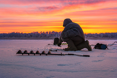 冬季运动冰钓男性天空渔夫男人蓝色活动爱好淡水闲暇钻头背景图片