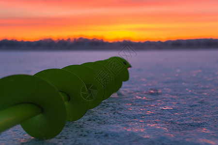 捕鱼冰雪雨天空渔夫运动钓鱼季节衣服钻头冰川太阳闲暇图片