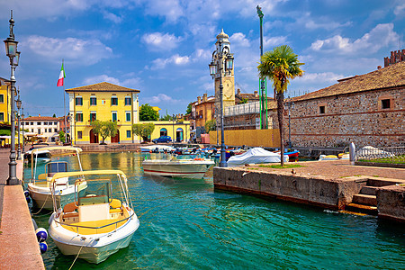 Lazise 色彩多彩的港口和船只视图游客地标建筑天空历史旅行假期村庄建筑学遗产图片