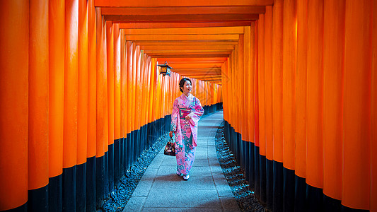 在日本京都神社从事传统的日本乳房工作的亚洲妇女裙子艺妓戏服文化女孩女士街道旅行旅游神社图片