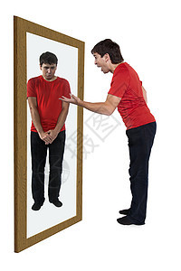 男人在镜子中自责图片