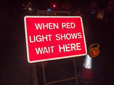当红灯亮着等他的时候 夜路的红色建筑标志图片