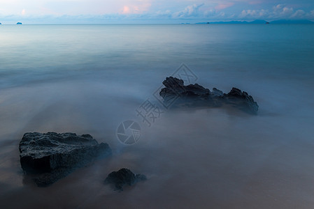 海浪和沙滩上的可塑石块 cl/图片