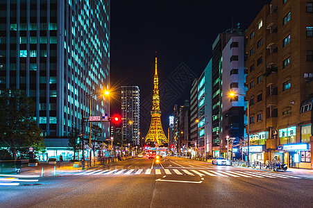 夜间交通和东京塔图片