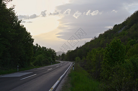 达尔马提亚山丘沿线的乡村道路图片