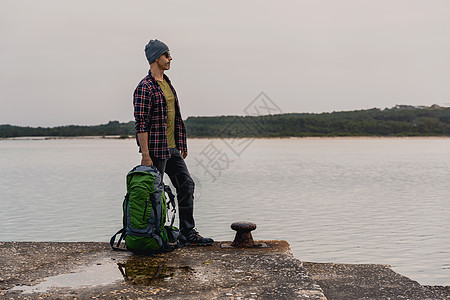 人背包旅行摄影师远足者码头男性游客地平线旅游冒险天空远足户外的高清图片素材