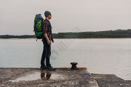 人背包旅行潮人远足者地平线远足旅游男性码头自由冒险摄影师徒步旅行高清图片素材