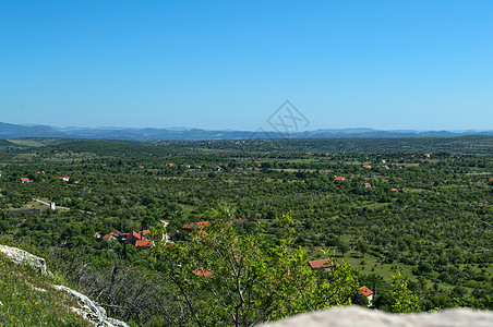 在达尔马提亚 布里比尔堡垒的山谷中森林天空访问蓝色场地乡村风景绿色旅行山脉图片