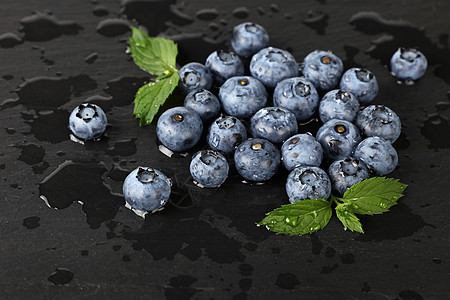 黑板上刚洗过的蓝莓 紧贴浆果飞沫木板烹饪黑色维生素石板白色食物水果背景图片