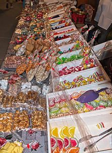 由街头摊贩在镇庆典出售的糖果蔬菜杂货店拼贴画食物香料生产市场街道摊位零售图片