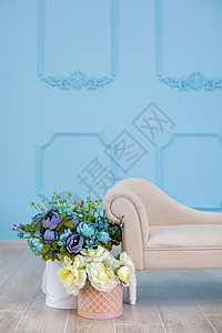 家具海报背景工作室间装饰 配有鲜花 轻温颜色和零用旧家具的鲜花扶手椅地面地板沙发海军植物单间吊灯毯子木头背景