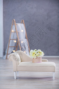 工作室间装饰 配有鲜花 轻温颜色和零用旧家具的鲜花财产蓝色海报公寓木头建筑学地板吊灯椅子植物图片