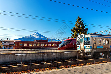 服务列车在日本川口子的川口子站停车平台车辆民众乘客经济蓝色通勤者速度路线旅游图片