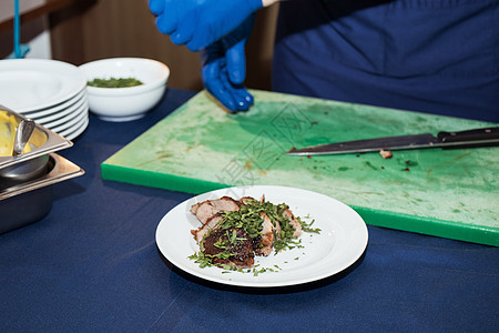 厨艺室的白厨师 男人在盘子上烤牛排 肉做好了烧烤和餐饮的准备 只有手服务牛肉职业蔬菜桌子鱼片工作围裙牛扒酒店图片