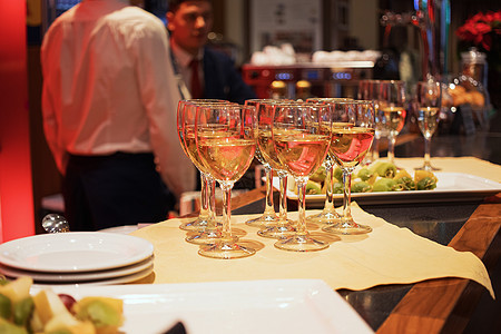 带有眼镜和牌照的酒吧柜台奢华酒杯环境派对服务酒精餐厅庆典咖啡店酒厂图片